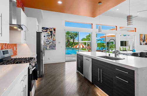 Desert Park Estates House | PS Playground - Putt Chip - Horseshoe - Corn Hole - Pool Table