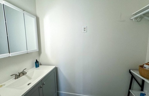 Fenway–Kenmore Apartment | Pvt Room, St Mary’s, Fenway, Longwood, Green Line