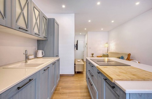 Qala Apartment | Qala Tranquil Escape - Stylish with Terrace & AC