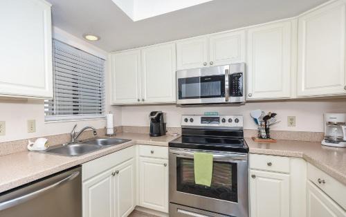 New Smyrna Beach Apartment | Quaint 2 bedroom 2 bath villa Walking distance to the car free beach. S4358