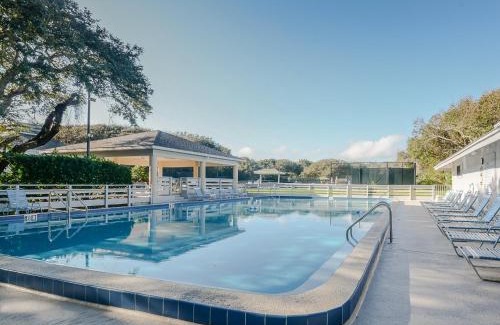 New Smyrna Beach Apartment | Quaint 2 bedroom 2 bath villa Walking distance to the car free beach. S4358