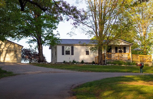 Drake House | Quaint 2-bedroom home on an one acre lot in lovely Alvaton with AC and WiFi.