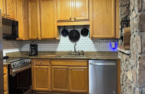 Shady Shores Cottage | Quaint cottage on the South End of Lake Lanier