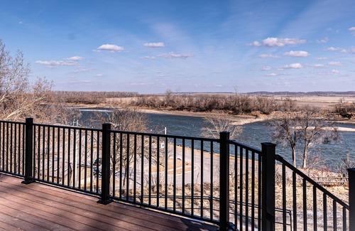 Atchison House | Quaint house on the bluffs overlooking the scenic Missouri River.
