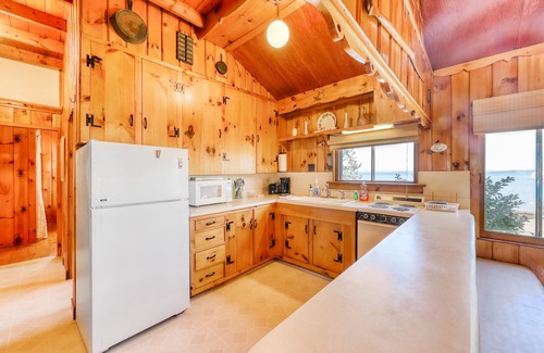 Malletts Bay House | Quaint lakefront home with large yard & sandy shores - only minutes to town