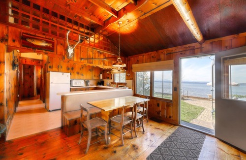Malletts Bay House | Quaint lakefront home with large yard & sandy shores - only minutes to town