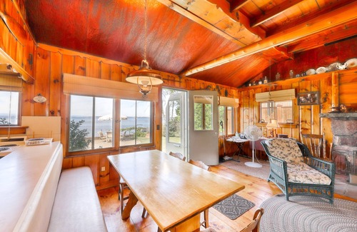 Malletts Bay House | Quaint lakefront home with large yard & sandy shores - only minutes to town