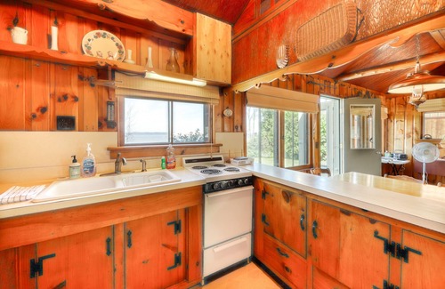 Malletts Bay House | Quaint lakefront home with large yard & sandy shores - only minutes to town