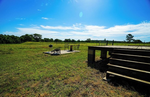Plantersville Cabin | Quaint Rustic Comfort Cabin, Fire Pit, Lakeside & Country Views, Near Ren Fest