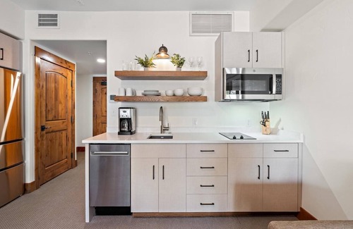 Tamarack Apartment | Quaint Studio with Balcony