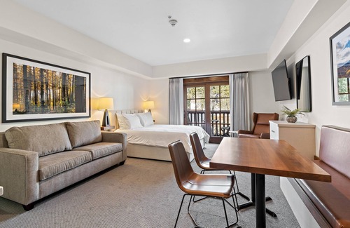 Tamarack Apartment | Quaint Studio with Balcony