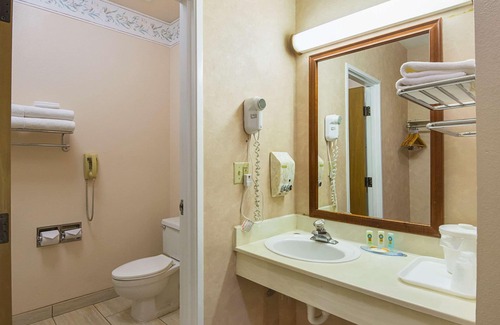 Raisin Hotel | Quality Inn Fresno Yosemite Airport