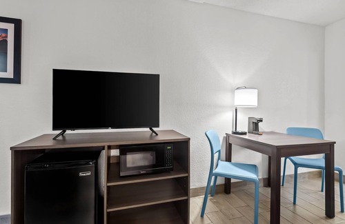 Disston Heights Hotel | Quality Inn & Suites at Tropicana Field