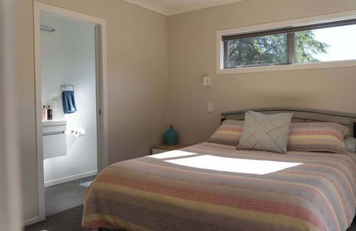 Raglan Cabin | QUARRY CABIN - spa, outside shower, new build, rural peaceful private setting