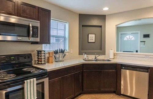 Uptown House | Quarry Downtown Airport 10 mins or less