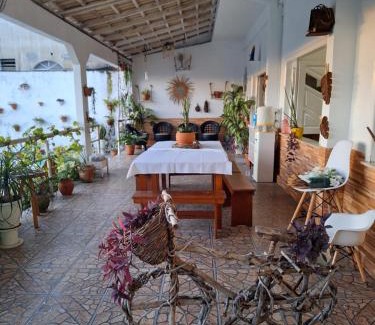 Alvorada House | Quarto triplo com banheiro compartilhado