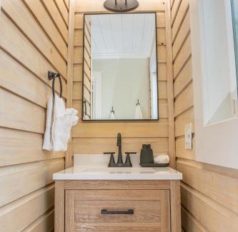 Madeira Beach Hotel | Queen Bed-Step to Madeira Beach-Heated Pool-Private