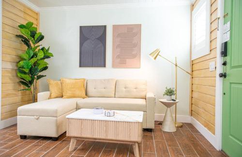 Madeira Beach Hotel | Queen Bed-Step to Madeira Beach-Heated Pool-Private