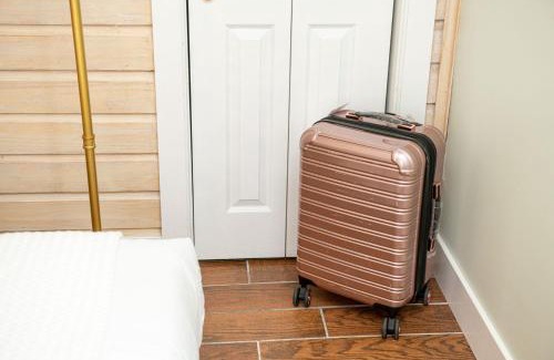 Madeira Beach Hotel | Queen Bed-Step to Madeira Beach-Heated Pool-Private