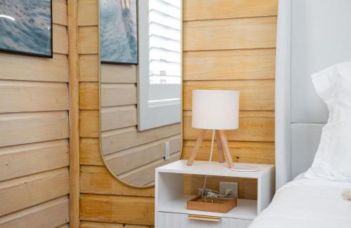 Madeira Beach Hotel | Queen Bed-Step to Madeira Beach-Heated Pool-Private