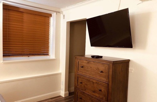 Pacific Grove Hotel | Queen Bed with Bunk bed