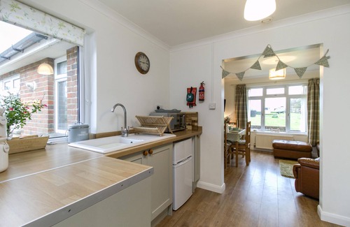 Sandown Cottage | Queen Bower Farm Lodge - a bungalow that sleeps 4 guests in 3 bedrooms