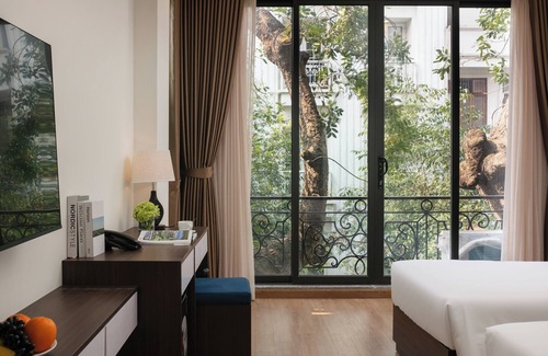 Hoan Kiem Hotel | Queen Cafe Hotel