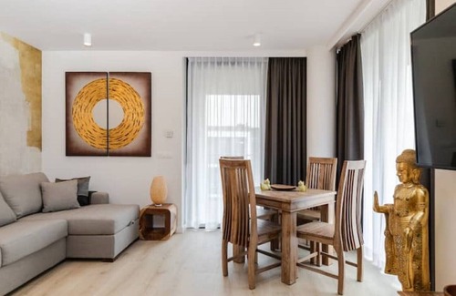 Zwierzyniec Apartment | Queen Deluxe Suite - Stylish comfort & space for a relaxed start