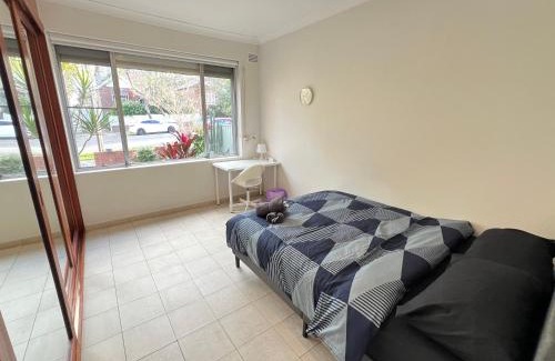Hurlstone Park House | Queen Room in Hurlstone Park - CS1