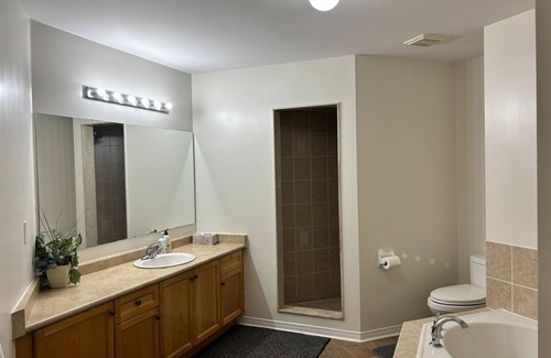Brampton House | Queen Room near Toronto Pearson Airport