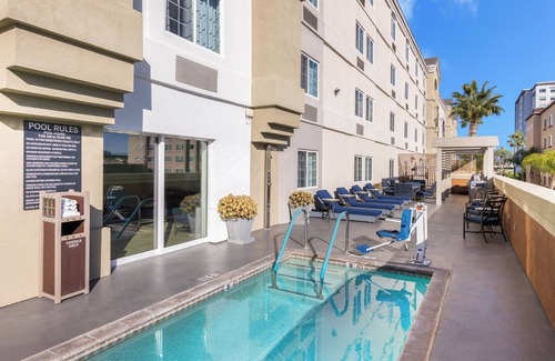 Anaheim Resort Hotel | Queen Studio Escape! 2 Unit Pet Friendly Stay w/Outdoor Pool, Steps to Disney!