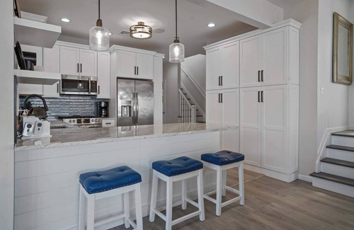 Wading River House | Queen Vic Beach House: 5 Mins to Vineyards & Farms