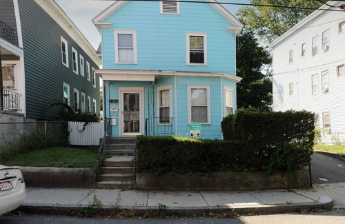 South Lowell Apartment | Quick drive to downtown Lowell and Tsongas Center! Great restaurants nearby.