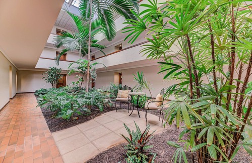 St. Louis Condo | Quiet 1 Bed condo with in unit laundry & assigned covered parking in secure bldg