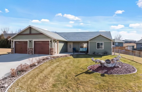 Belle Fourche House | Quiet 2BR Hot Tub Fenced Yard