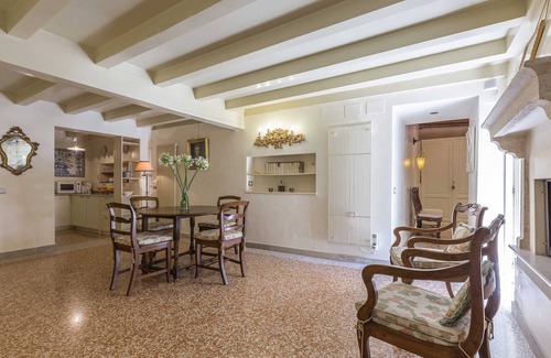 Dorsoduro Ski Chalet | Quiet and Classy Venetian Home with Private Courtyard