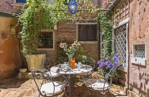 Dorsoduro Ski Chalet | Quiet and Classy Venetian Home with Private Courtyard