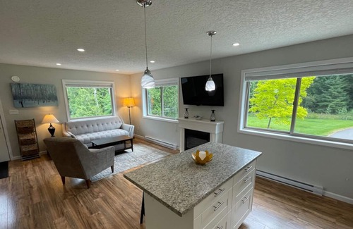 Comox Apartment | Quiet and Private Comox 1 bedroom with separate office