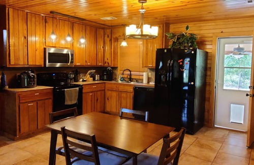 Oakland House | Quiet cabin near Enid Lake