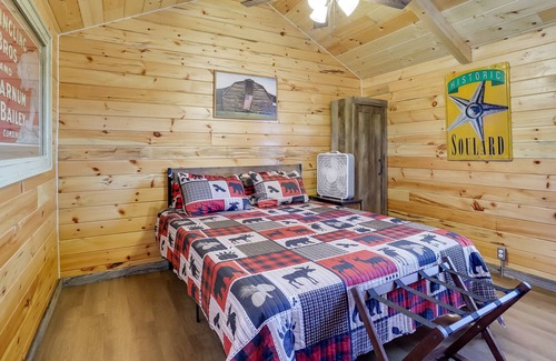 Caledonia Cabin | Quiet Caledonia Cabin: 18 Mi to Council Bluff Lake