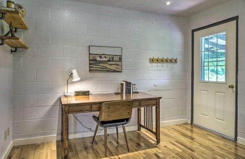 Squires House | Quiet Country Home in Ava with Chic Interior!