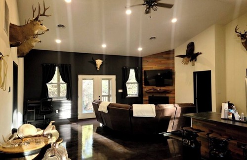 Chapman House | Quiet country setting minutes from Milford Lake