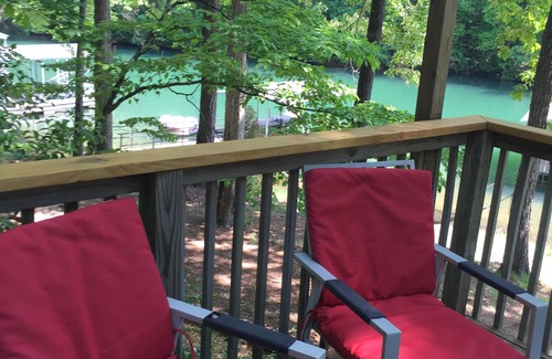 Seneca House | Quiet cove, deep water, minutes to Clemson, pet friendly, easy path to the dock
