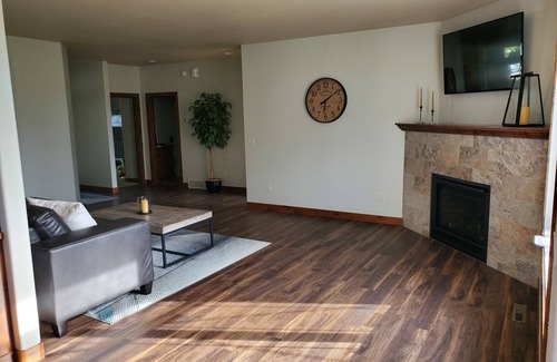 Moorhead House | Quiet cul-de-sac home with golf course views