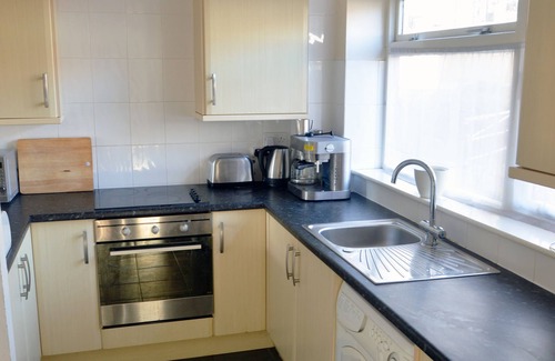St. Dunstan's House | Quiet, family-friendly 1br House, parking available - East London