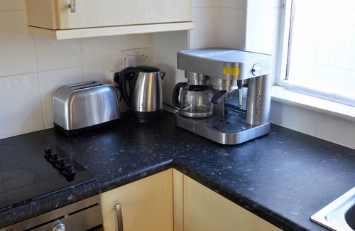 St. Dunstan's House | Quiet, family-friendly 1br House, parking available - East London