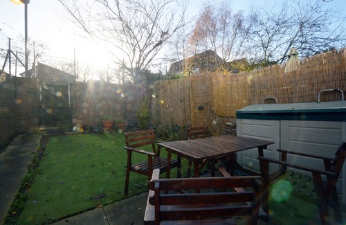 St. Dunstan's House | Quiet, family-friendly 1br House, parking available - East London