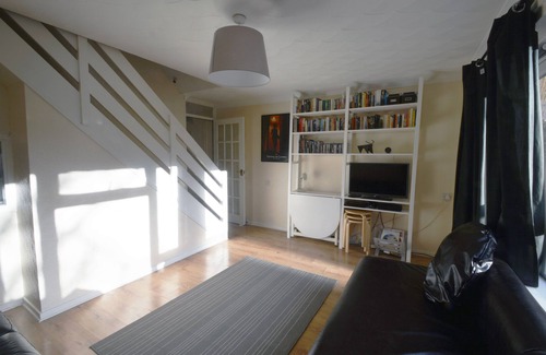 St. Dunstan's House | Quiet, family-friendly 1br House, parking available - East London