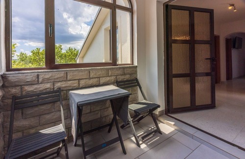 Grizane Apartment | Quiet flat with charcoal barbecue, pool with whirlpool function, washing machine, tumble dryer