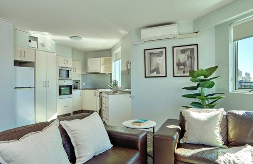 Surfers Paradise Apartment | Quiet location close to it all